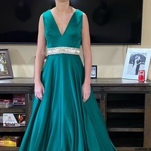 🔥Terani couture green ball gown with stone belt size 8 fits more like a 4 to 6